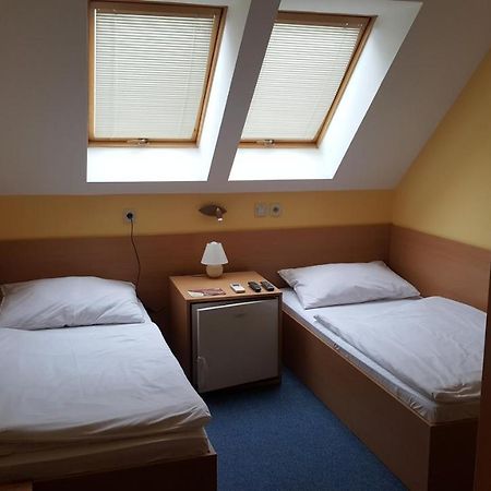 Lehar Panzio Bed & Breakfast Komarno Exterior photo