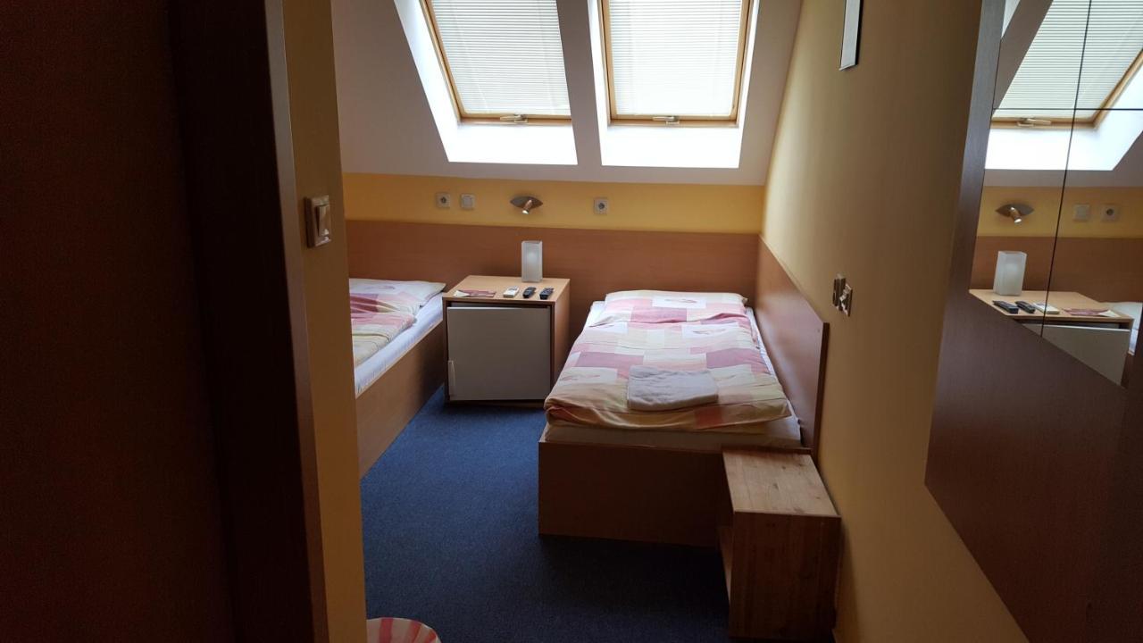 Lehar Panzio Bed & Breakfast Komarno Exterior photo
