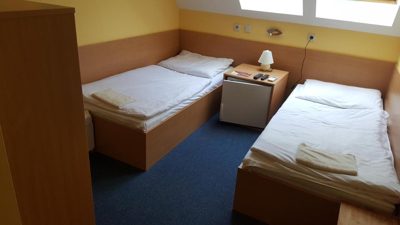 Lehar Panzio Bed & Breakfast Komarno Exterior photo