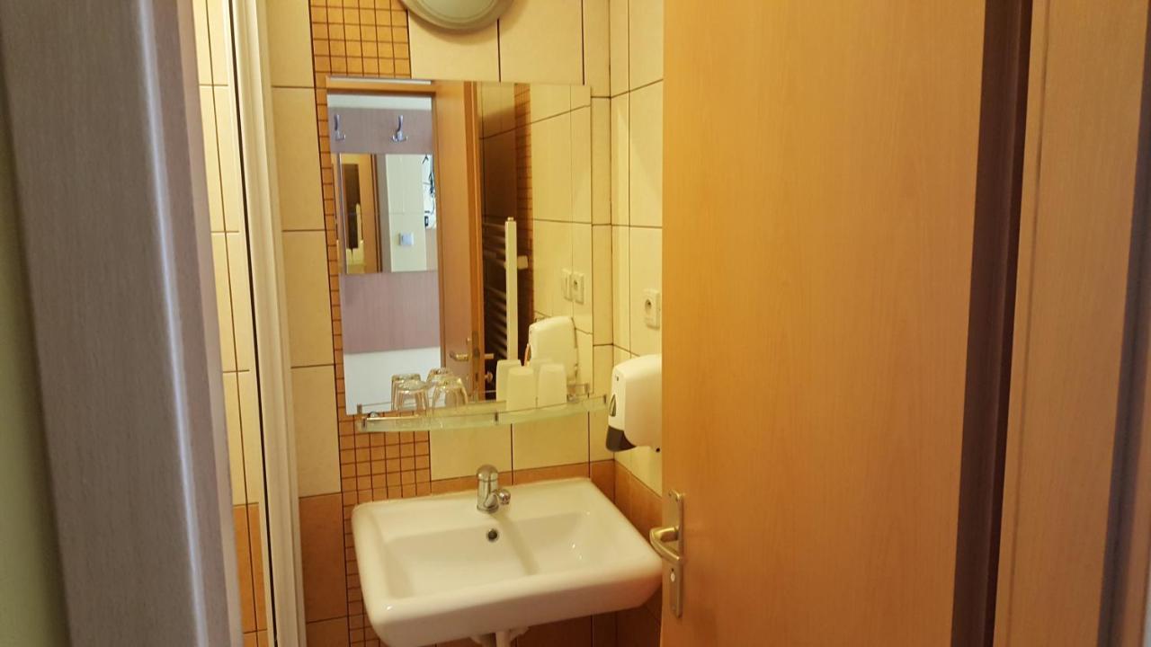 Lehar Panzio Bed & Breakfast Komarno Exterior photo