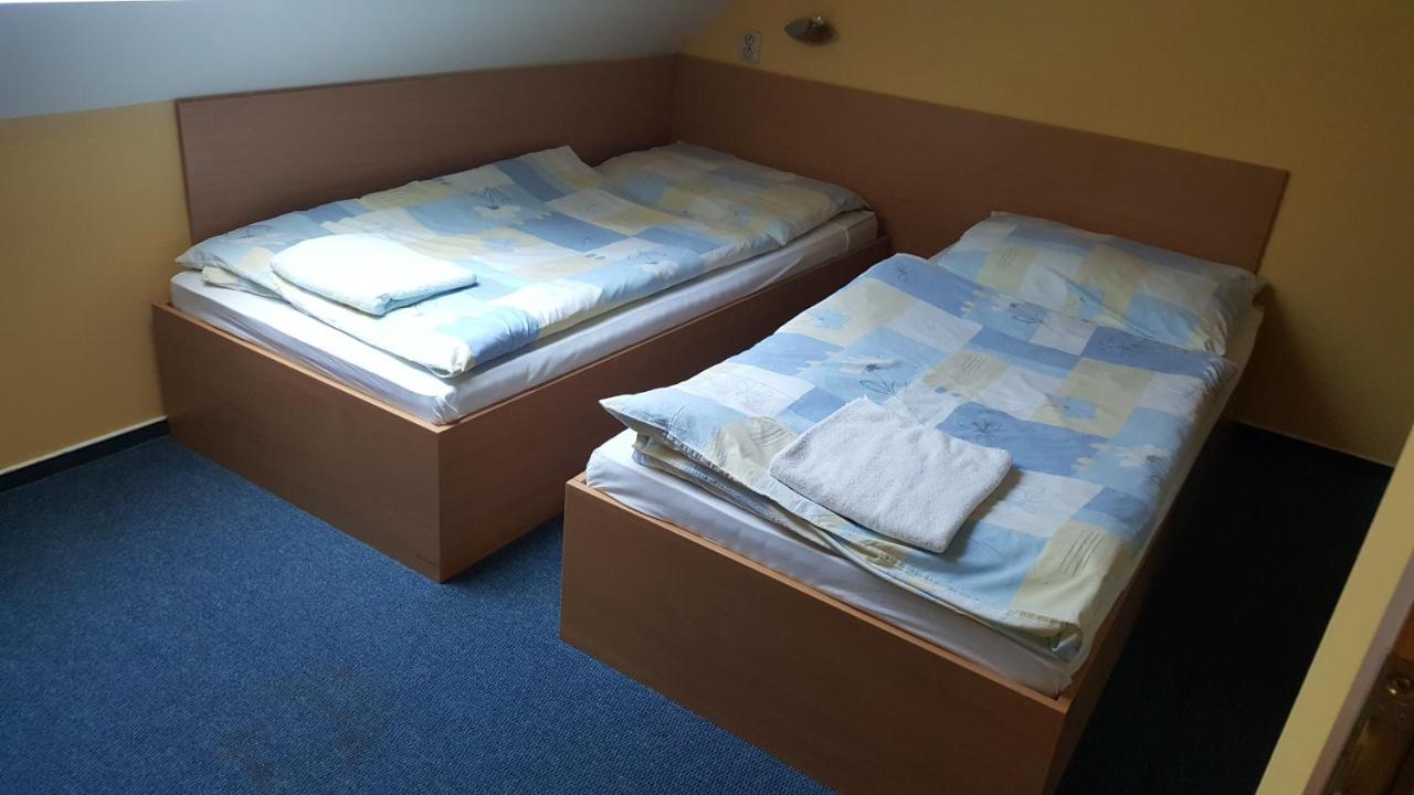 Lehar Panzio Bed & Breakfast Komarno Exterior photo