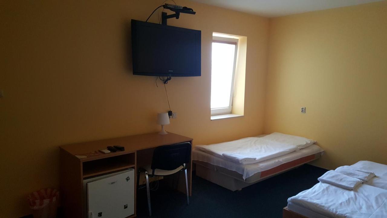 Lehar Panzio Bed & Breakfast Komarno Exterior photo