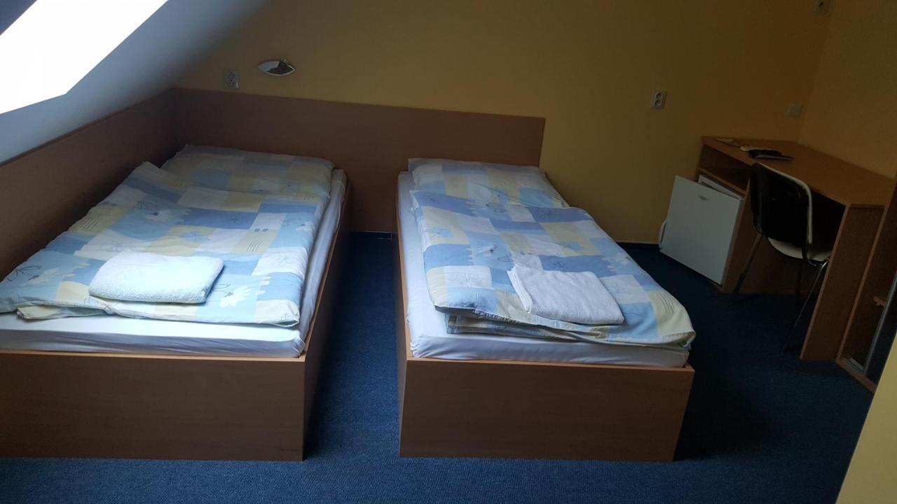 Lehar Panzio Bed & Breakfast Komarno Exterior photo