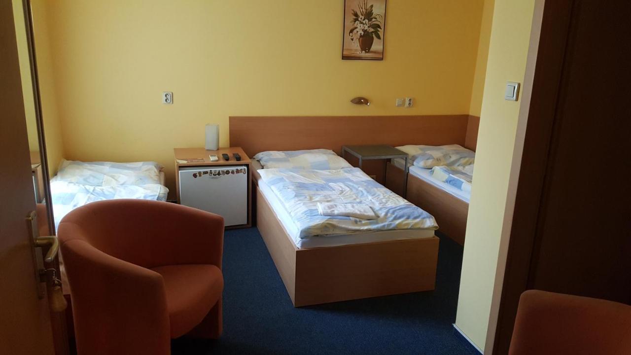Lehar Panzio Bed & Breakfast Komarno Exterior photo