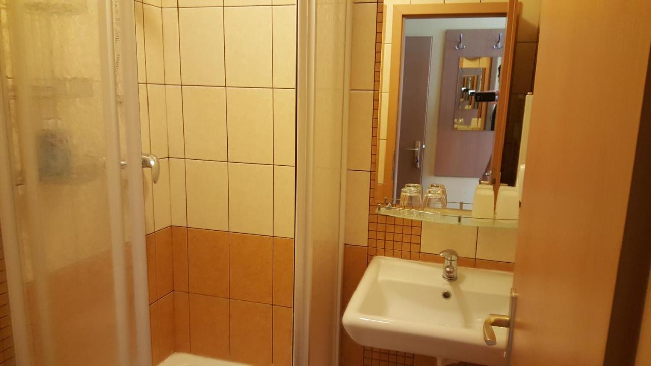 Lehar Panzio Bed & Breakfast Komarno Exterior photo